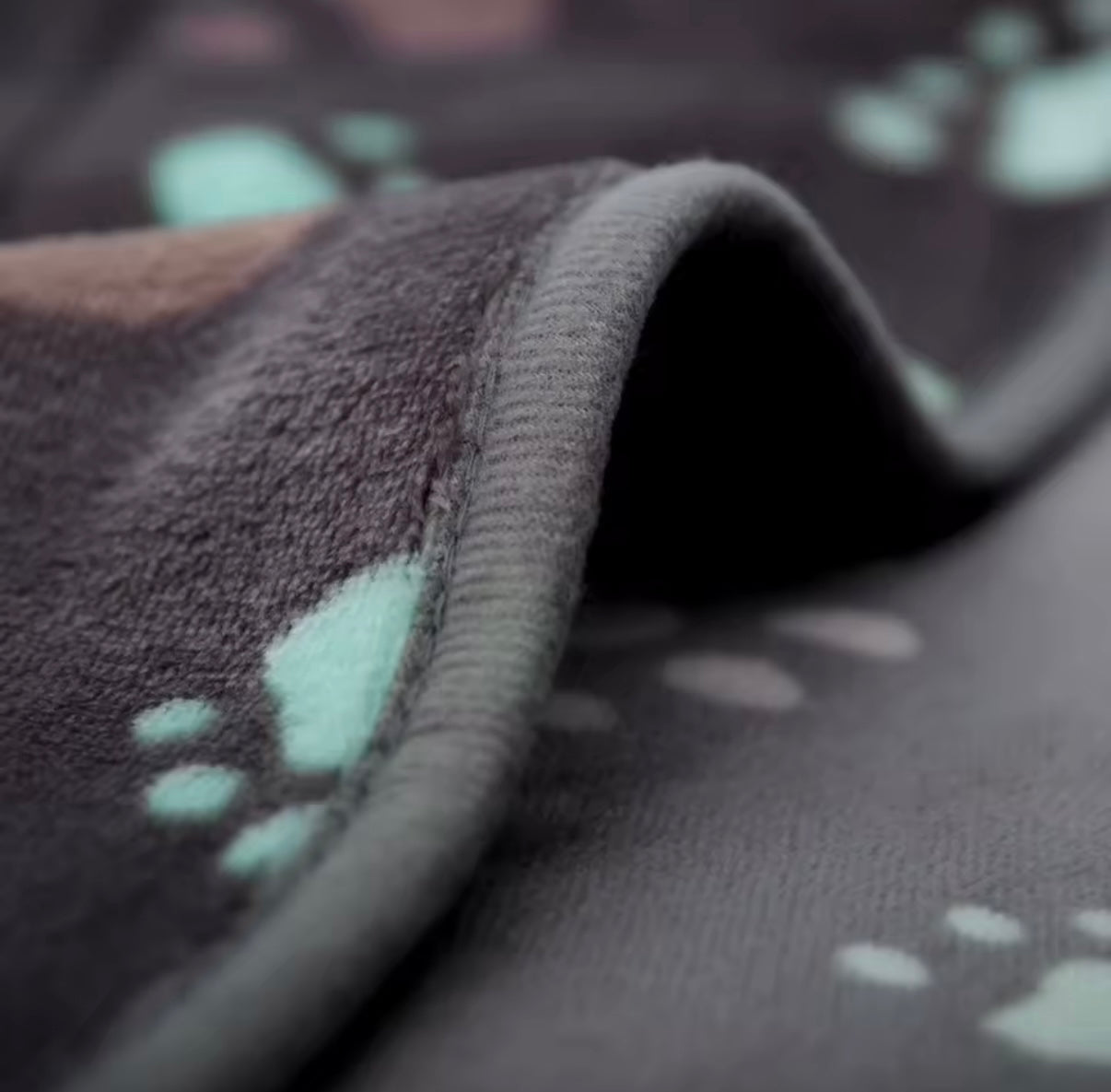 Black Soft Fluffy High Quality Thick Style Pet Blanket Double-sided Pattern Pet Mat Warm and Comfortable Blanket for Cat Dogs